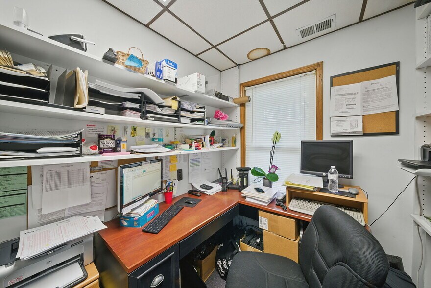 More Photos Of 11 Vernon Ave, Hamburg Medical For Lease