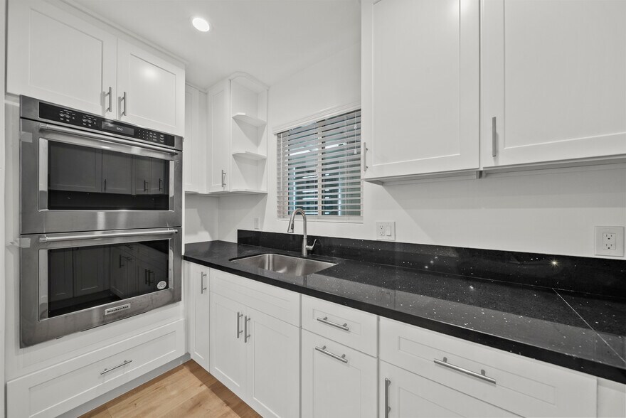 More Photos Of 11488 Burbank Blvd, North Hollywood Flex For Sale