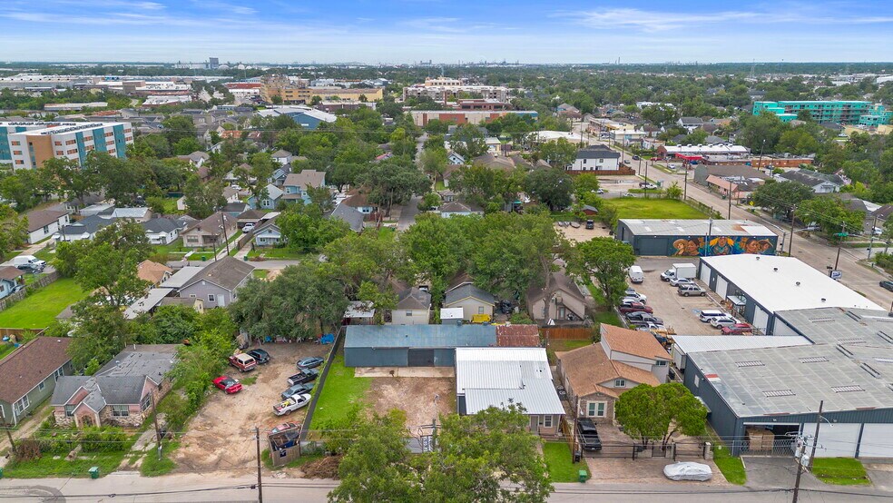 More Photos Of 120 N Bryan St, Houston Warehouse For Lease