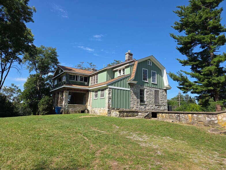 More Photos Of 328 Buckmarsh St, Berryville Flex For Sale