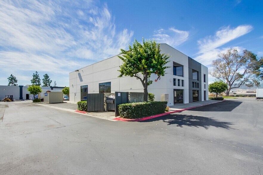 More Photos Of 960 Los Vallecitos Blvd, San Marcos Showroom For Lease