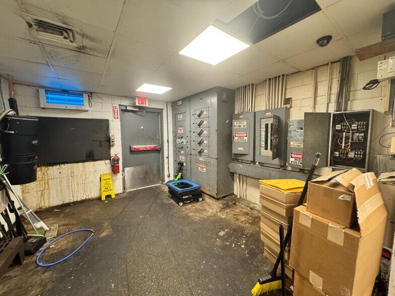 More Photos Of 1285 N High St, Hillsboro Restaurant For Sale