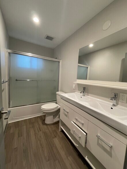 More Photos Of 1317 F St, Sacramento Apartments For Sale