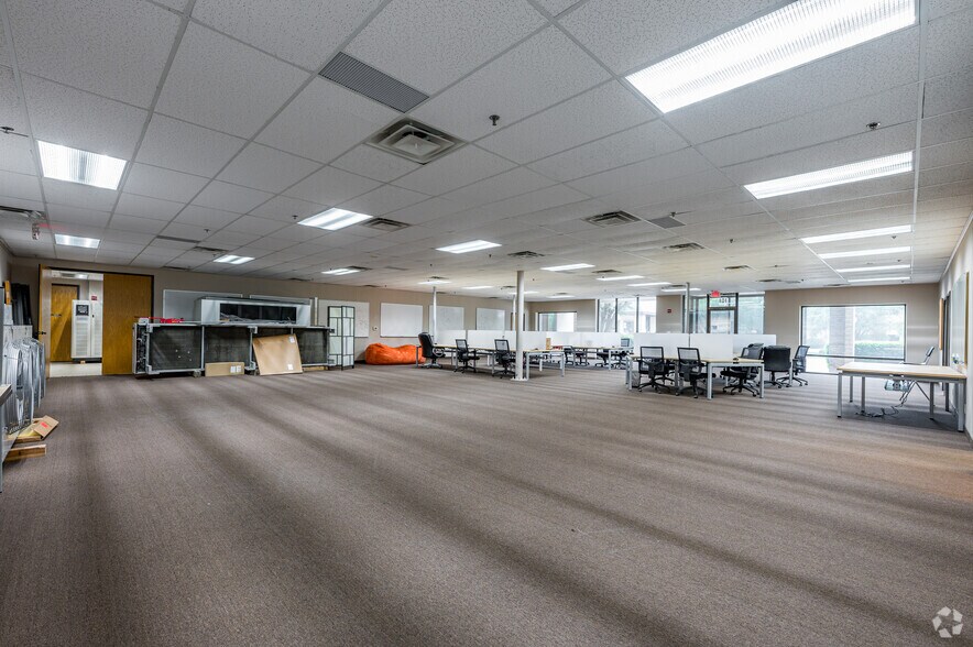 More Photos Of 4215 N Beltwood Pky, Dallas Industrial For Lease