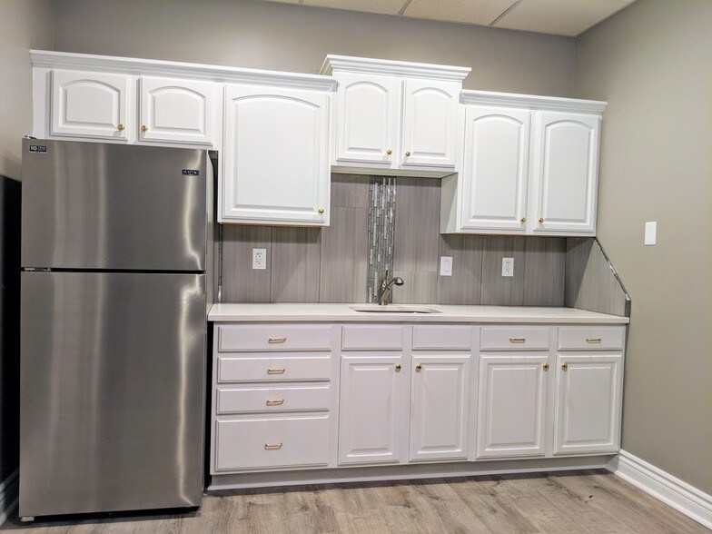 More Photos Of 5613 S 77 St, Omaha Storefront For Lease