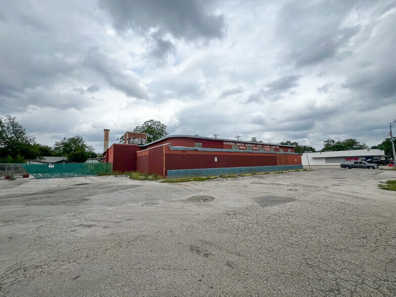 More Photos Of 2603 W Southcross Blvd, San Antonio Freestanding For Lease
