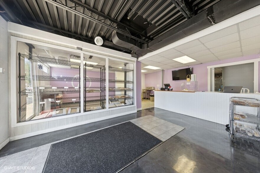 More Photos Of 800 W Broadway St, Bradley General Retail For Sale