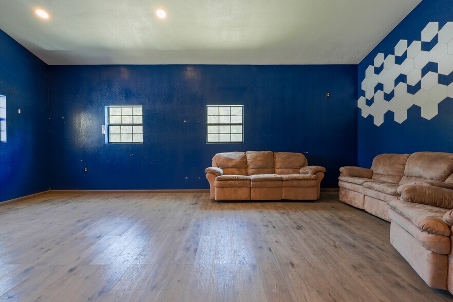 More Photos Of 352247 E 1040, Prague Auto Repair For Lease