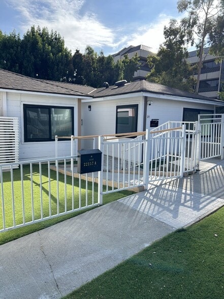 More Photos Of 22157 Clarendon St, Woodland Hills Office For Sale