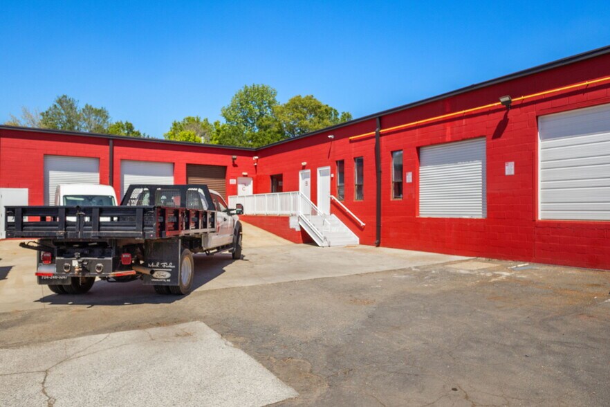 More Photos Of 1803 Associates Ln, Charlotte Showroom For Lease