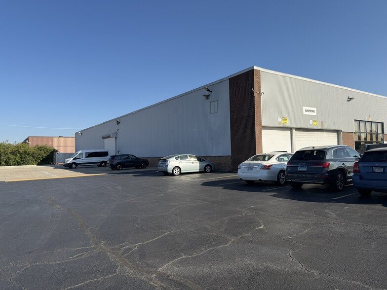 More Photos Of 1001 Foster Ave, Bensenville Warehouse For Lease