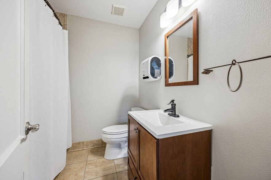 More Photos Of 2123 Northland Dr, Austin Office For Sale