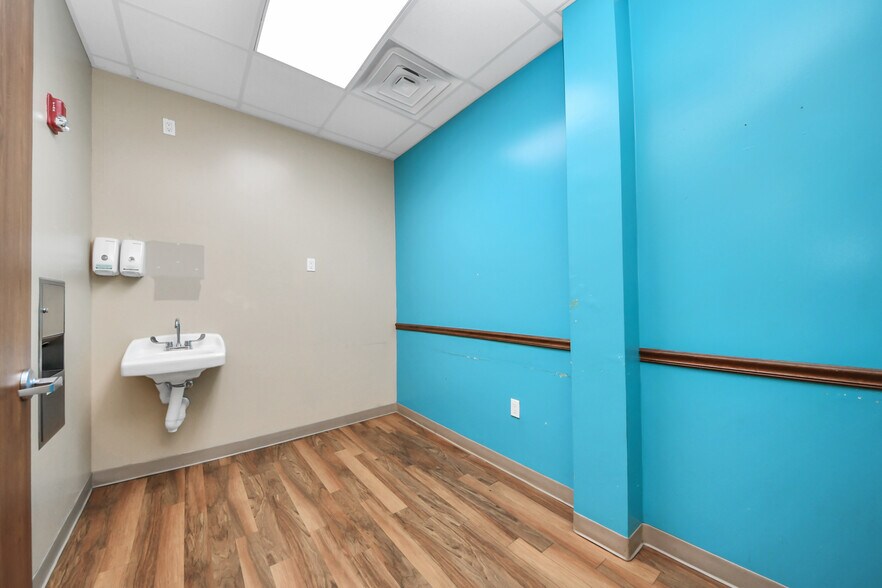 More Photos Of 3521 Town Center Blvd, Sugar Land Medical For Lease