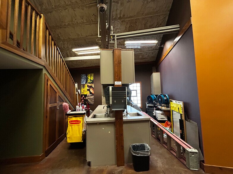 More Photos Of 2918 Portage St, Kalamazoo Office For Sale