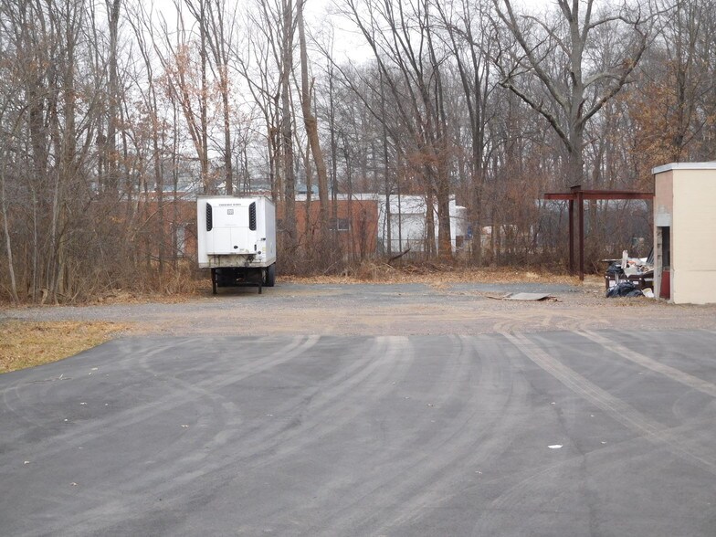 More Photos Of 95 Granby St, Bloomfield Manufacturing For Lease