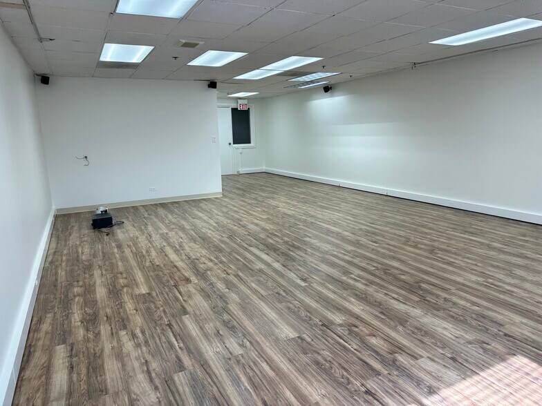 More Photos Of 1901 Raymond Dr, Northbrook Medical For Lease