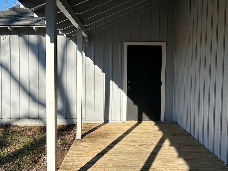 More Photos Of 2003 E US Highway 84, Palestine Office For Sale