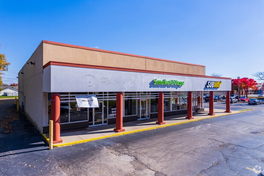 More Photos Of 800-830 E Nerge Rd, Roselle General Retail For Lease