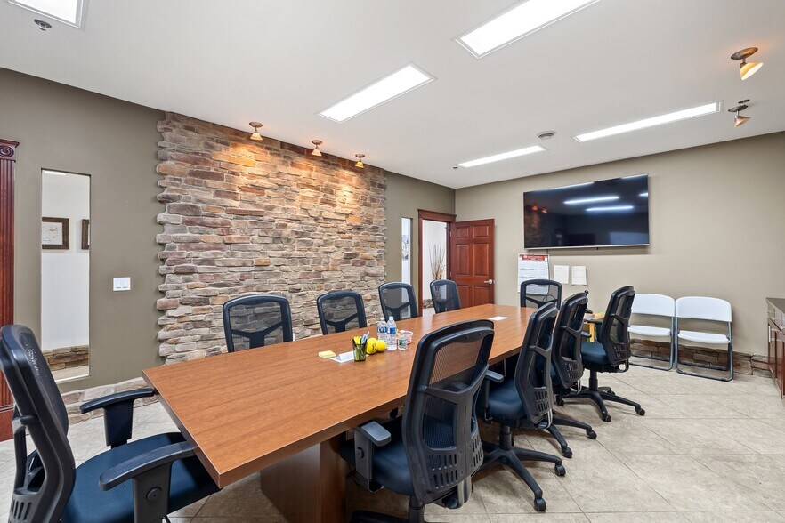 More Photos Of 1 Hedstrom Dr, Ashland Warehouse For Lease