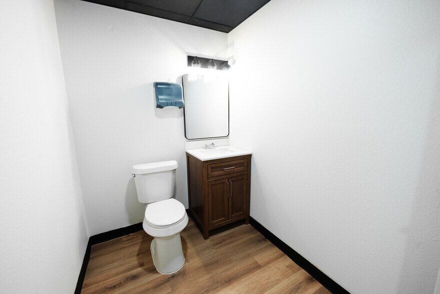 More Photos Of 3115 Sabine St, Forest Hill Warehouse For Lease