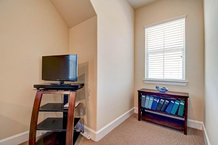 More Photos Of 303 Longmire Rd, Conroe Office For Lease