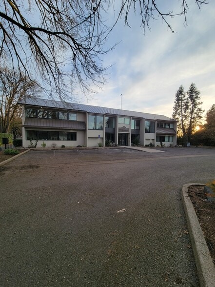 Primary Photo Of 678 Country Club Rd, Eugene Office Residential For Lease