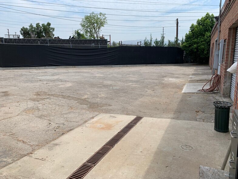 More Photos Of 11606 W Higgins St, North Hollywood Warehouse For Lease