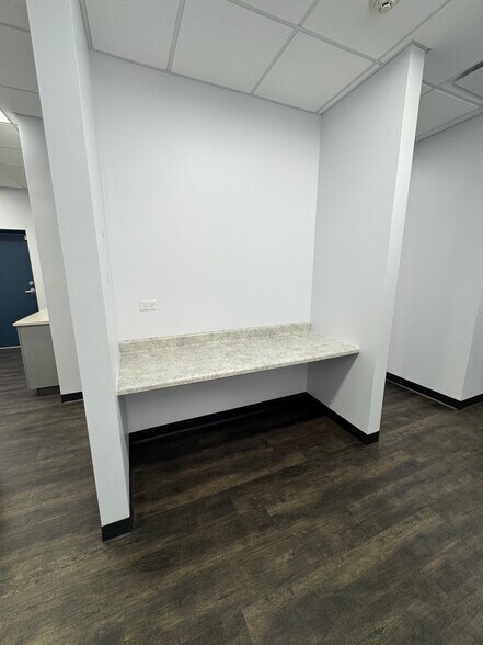 More Photos Of 4950-5020 W Dempster St, Skokie Unknown For Lease