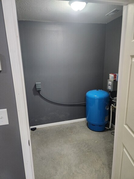 More Photos Of 64 Paradise Rd, Strafford Light Manufacturing For Sale