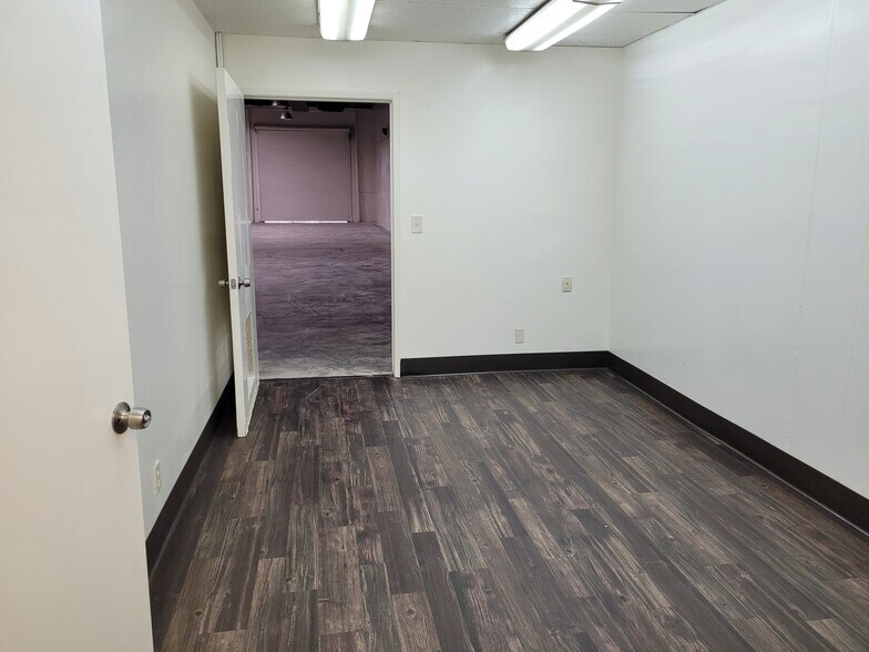 More Photos Of 954-960 W Brooks St, Ontario Warehouse For Lease