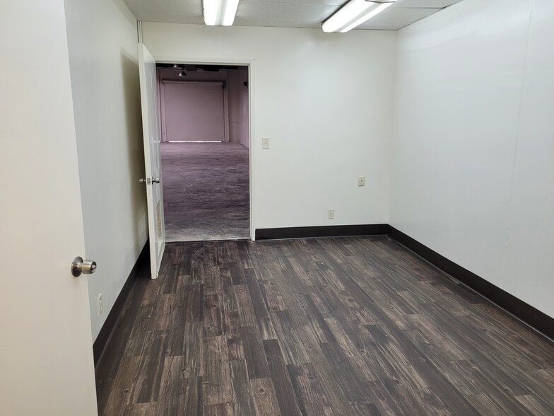 More Photos Of 960 Brooks St, Ontario Warehouse For Lease