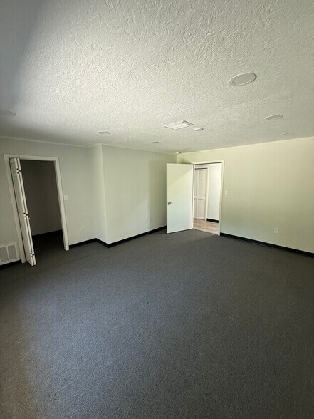More Photos Of 13939 Lakeshore Blvd, Hudson Medical For Lease