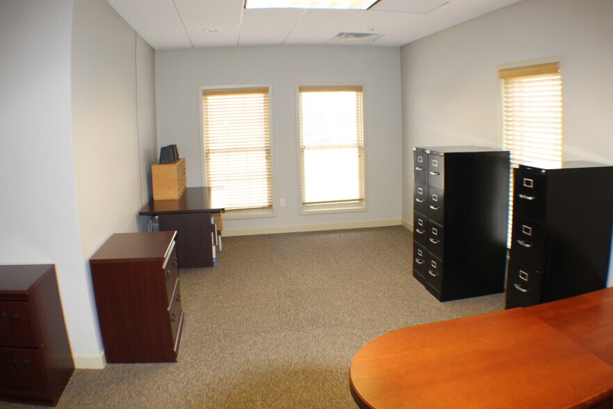 More Photos Of 3432 W Truman Blvd, Jefferson City Office For Sale