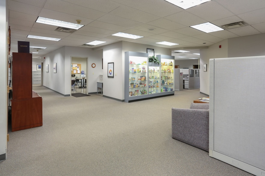 More Photos Of 405 N French Rd, Amherst Light Distribution For Lease