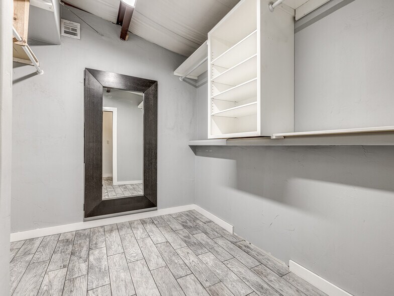 More Photos Of 6355 Boucher Dr, Edmond Showroom For Lease