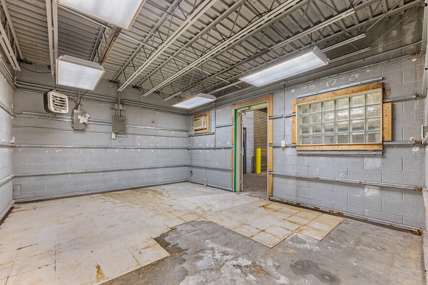 More Photos Of 1001 E Broadway St, Alliance Industrial For Sale