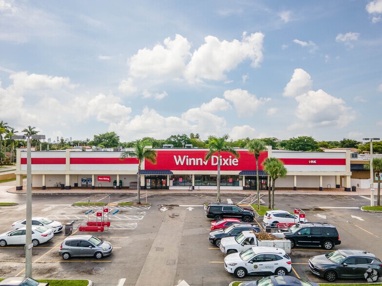 More Photos Of 850-980 Ives Dairy Rd, Miami Storefront For Lease