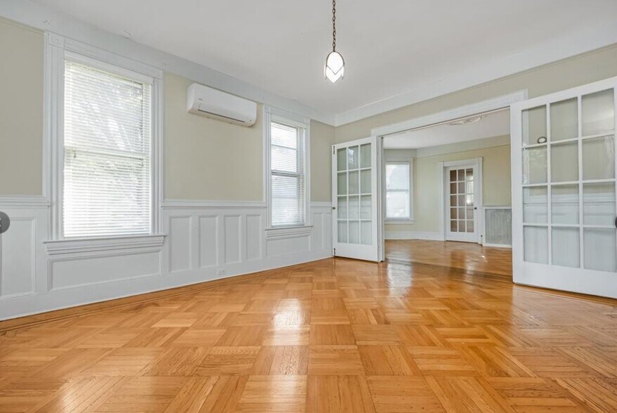 More Photos Of 215 Conklin St, Farmingdale Office Residential For Lease