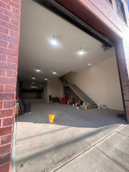 More Photos Of 112 Kingsland Ave, Brooklyn Auto Repair For Lease