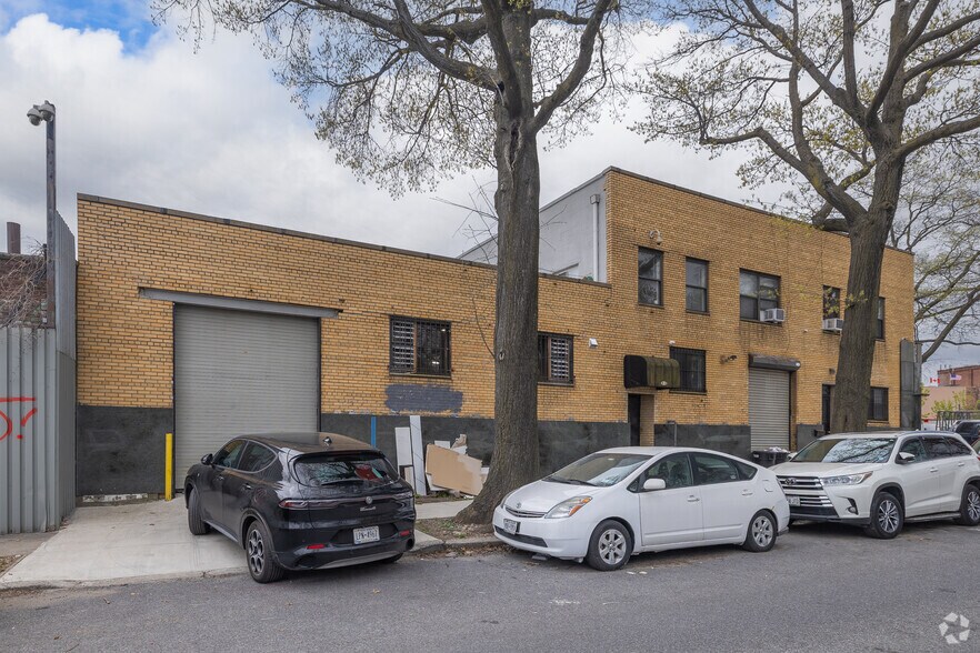 More Photos Of 4800 Astoria Blvd, Astoria Manufacturing For Sale