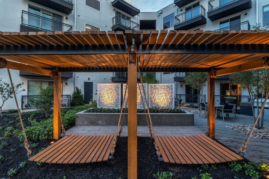 More Photos Of 305 W Commerce St, Dallas Apartments For Lease