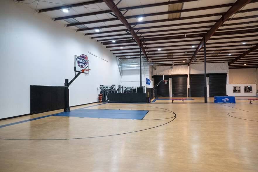 More Photos Of 9937 Race Track Rd, Tampa Manufacturing For Lease