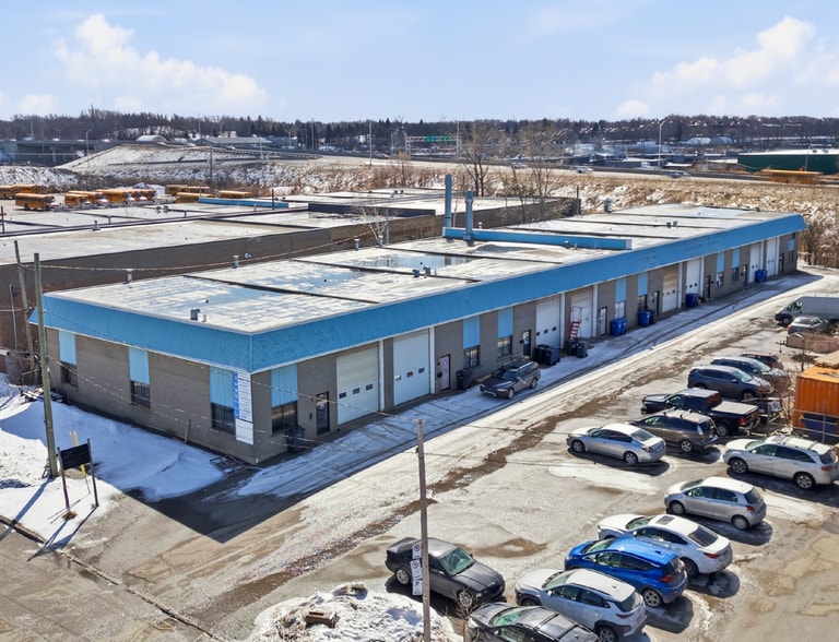 Primary Photo Of 1300-1314 Av Laplace, Laval Warehouse For Lease