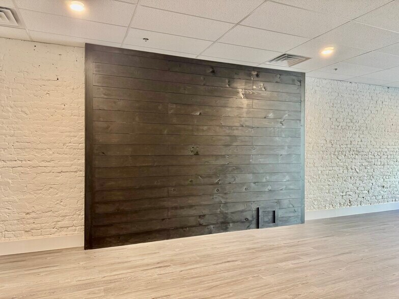 More Photos Of 1143 E Main St, Radford Flex For Lease