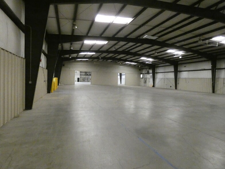 More Photos Of 1920 Flintstone Dr, Statesville Warehouse For Lease