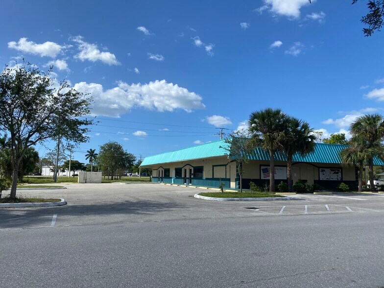 More Photos Of 4630 Gulfstream Dr, Naples Freestanding For Lease