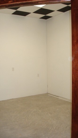 More Photos Of 138 Live Oak St, Marlin Storefront Retail Office For Sale