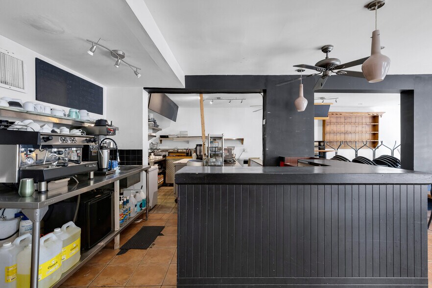 More Photos Of 5833-5837 Sherbrooke Rue O, Montréal Storefront Retail Residential For Lease