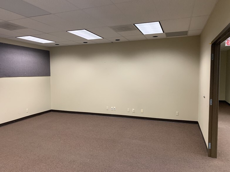 More Photos Of 444 Executive Center Blvd, El Paso Office For Lease