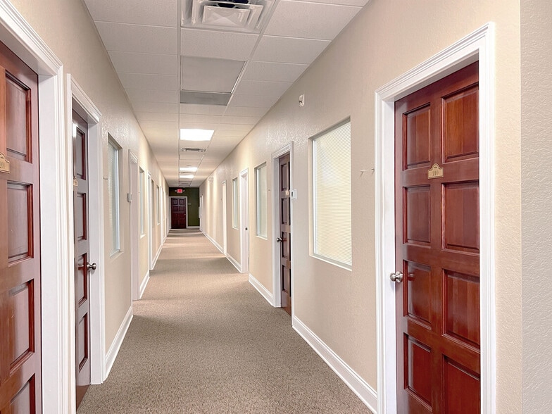 More Photos Of 308 Avenue G SW, Winter Haven Coworking Space